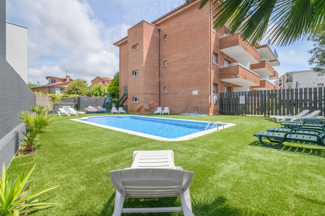 Piscina aparthotel MARSOL con jardin