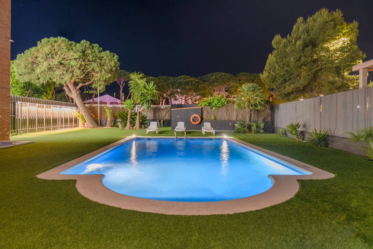 Piscina aparthotel MARSOL nocturna frente